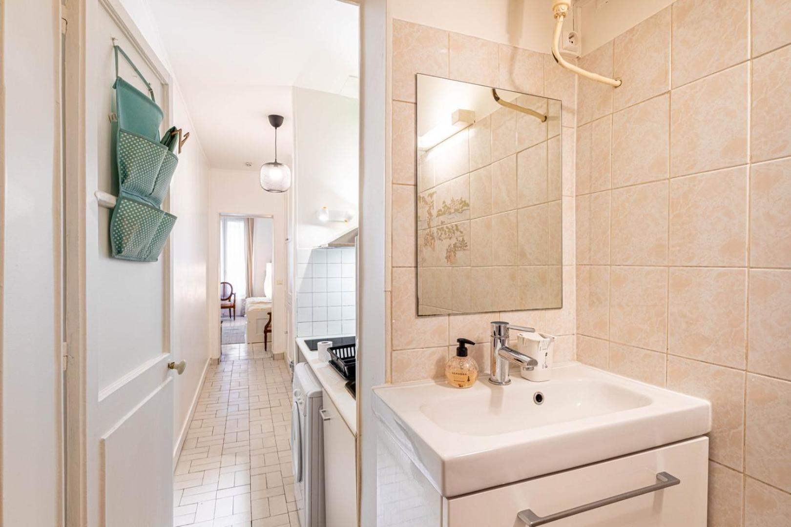 Appartement Guestready - Modern Comfort Near Montmartre Parijs